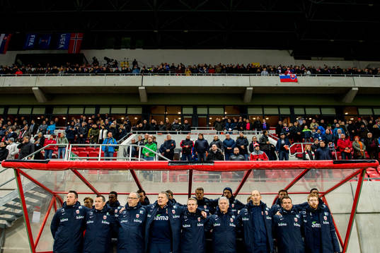 The bench of Norway with Per Joar Hansen, assistant coach,
