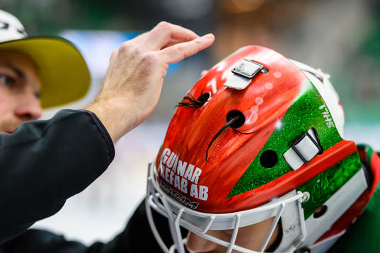 Moras målvakt Christian Engstrand får hjälp med sin mask