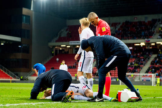 Mats Møller Dæhli of Norway gets treatment