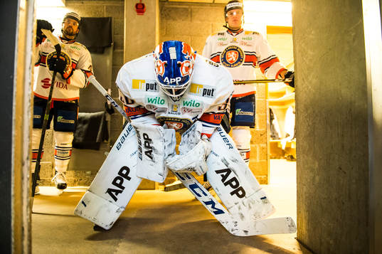 Växjös målvakt Viktor Fasth  på väg in till andra