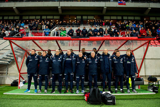 The bench of Norway with Per Joar Hansen, assistant coach,