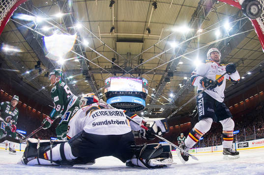 Frölundas Simon Hjalmarsson skjuter 2-2 bakom Djurgårdens