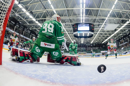 Moras Emil Bejmo gör 1-3 bakom Rögles målvakt Justin
