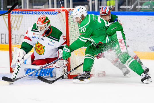 Rögles Ludvig Rensfeldt oroar framför Moras målvakt
