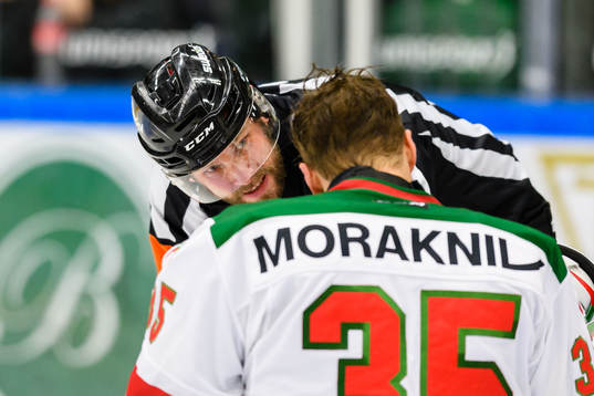 Domare Marcus Linde ser om Moras målvakt Christian
