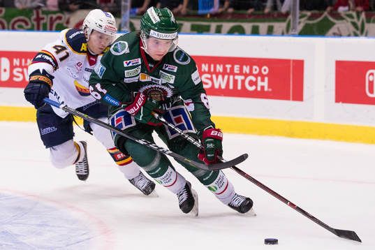 Djurgårdens Alexander Falk försöker stoppa Frölundas