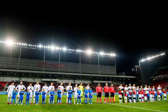 The teams line up