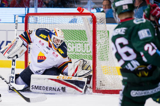 Djurgårdens målvakt Adam Reideborn räddar ett skott