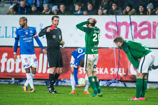 Jönköpings André Calisir får rött kort av domaren