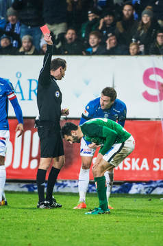 Jönköpings André Calisir får rött kort av domaren