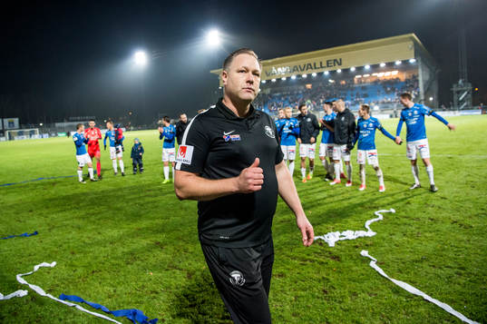 Trelleborgs tränare Patrick Winqvist gör tummen upp