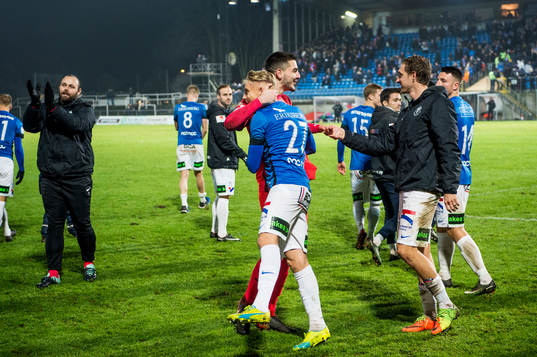 Trelleborgs målvakt Marko Johansson kramar om Johan
