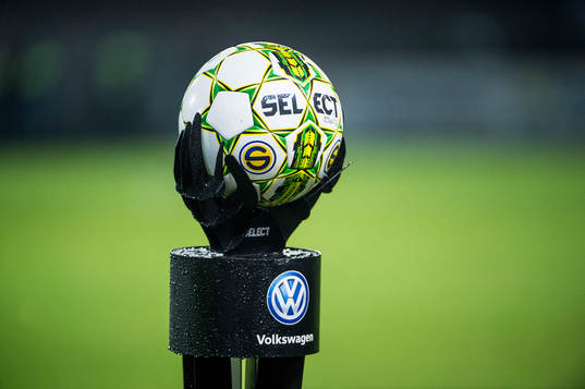 Matchbollen från Select innan fotbollsmatchen i kvalet