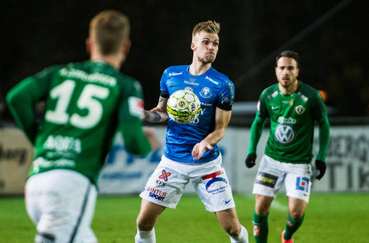 Trelleborgs Robin Nilsson med bollen