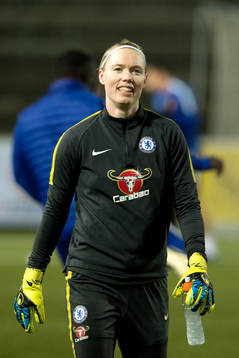 Chelseas målvakt Hedvig Lindahl värmer upp