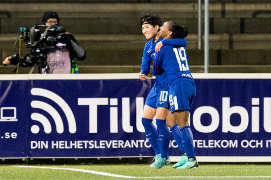 Chelseas Ji Soyun jublar med Crystal Dunn