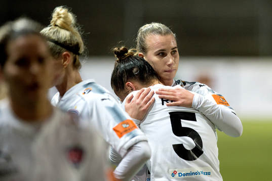 Rosengårds Jenna Hellstrom tröstar Alexandra Lowe Riley