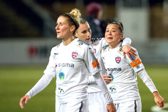 Anja Mittag, Alexandra Lowe Riley och Jenna Hellstrom deppar