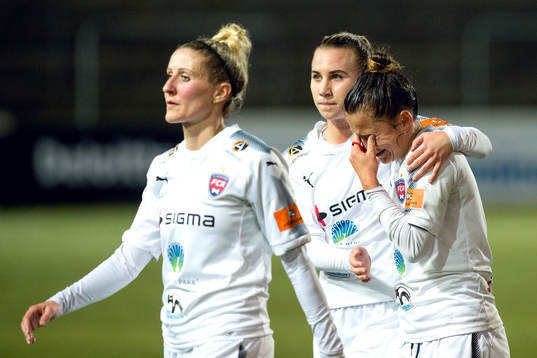 Anja Mittag, Alexandra Lowe Riley och Jenna Hellstrom deppar