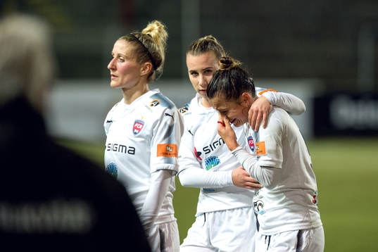 Anja Mittag, Alexandra Lowe Riley och Jenna Hellstrom deppar