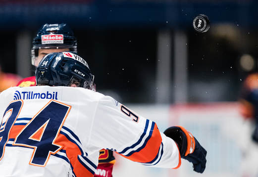 Växjös Joel Persson försöker plocka ner pucken med