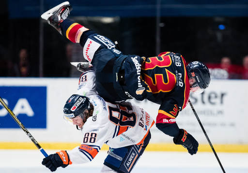 Växjös Adam Brodecki bjuder Djurgårdens Linus Hultström