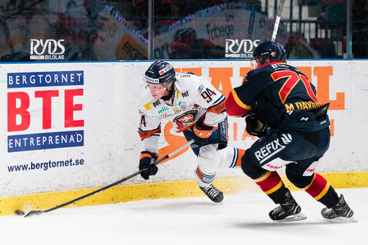 Växjös Joel Persson i kamp om pucken med Djurgårdens
