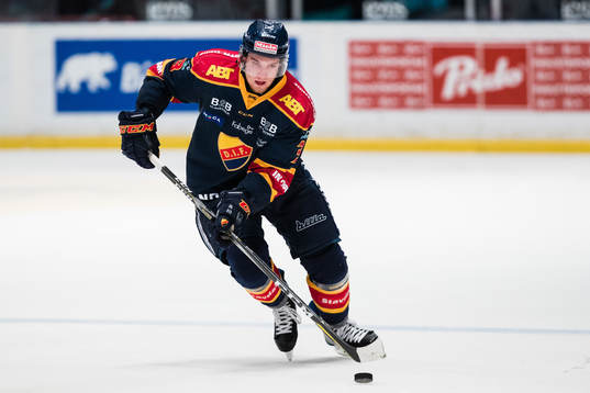 Djurgårdens William Lagesson med pucken