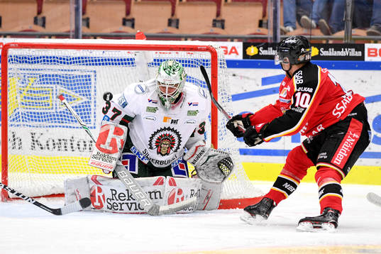 Frölundas målvakt Johan Gustafsson och Luleås Einar