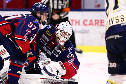 Linköpings målvakt Jonas Gustavsson och Adam Ginning ser