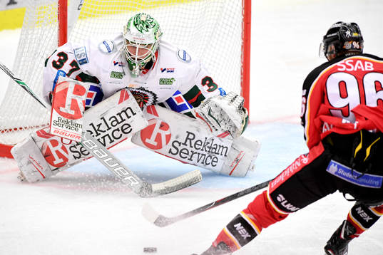 Luleås Robin Kovacs och Frölundas målvakt Johan