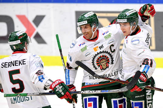 Frölundas Lias Andersson jublar med lagkamrater