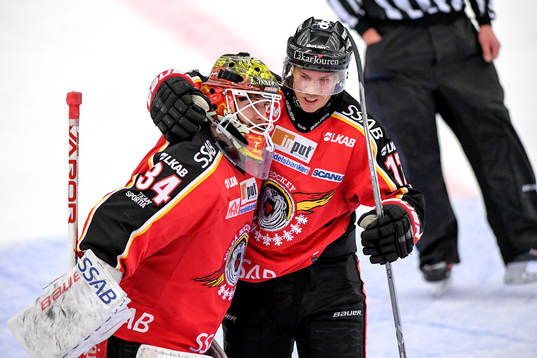 Luleås målvakt Joel Lassinatti och Andreas Falk jublar