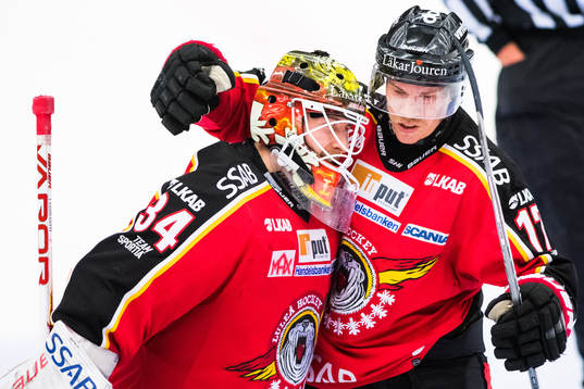 Luleås målvakt Joel Lassinatti och Andreas Falk jublar