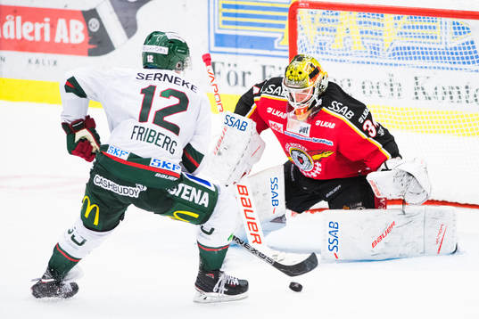 Frölundas Max Friberg och Luleås målvakt Joel Lassinatti
