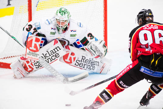 Luleås Robin Kovacs och Frölundas målvakt Johan