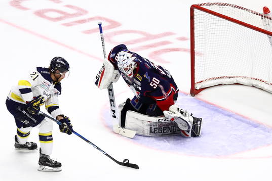 s Mattias Tedenby  och Linköpings målvakt Jonas Gustavsson