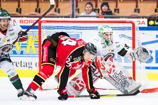 Luleås Johan Harju och Frölundas målvakt Johan Gustafsson