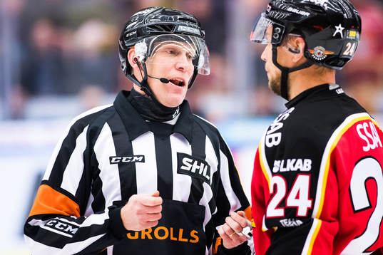 Domare Morgan Johansson diskuterar med Luleås Johan Harju