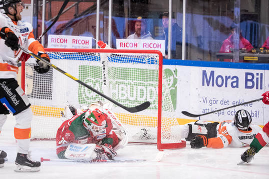 Moras målvakt Christian Engstrand och Karlskronas Marcus