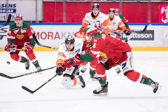 Karlskronas Emil Larsson och Moras Steven Seigo  i
