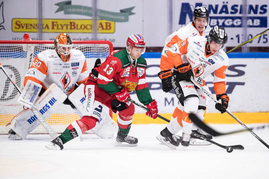 Moras Emil Bejmo framför Karlskronas målvakt Henrik