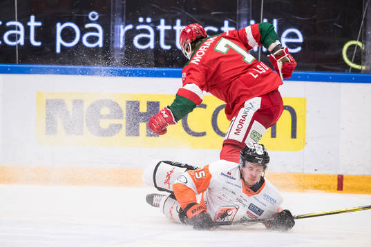 Karlskronas Carl Persson faller framför Moras Erlend