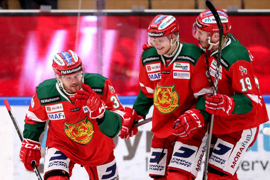 Moras Jacob Nilsson jublar med lagkamrater