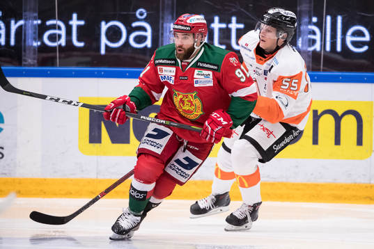 Moras Jacob Lagacé framför Karlskronas David Printz  i