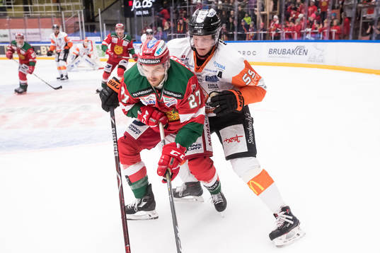 Moras Matt Bailey  ikapp med Karlskronas David Printz  i