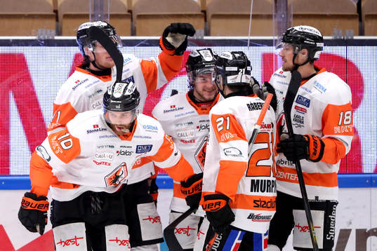 Karlskronas Mattias Guter jublar med lagkamrater