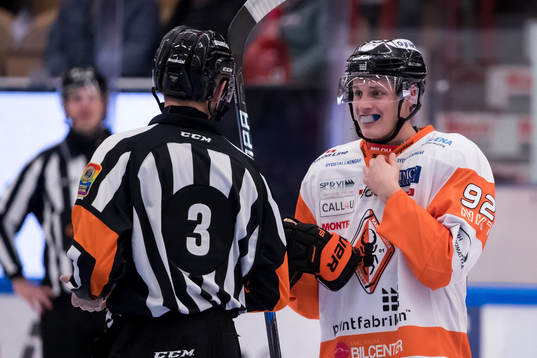 Karlskronas Henrik Törnqvist  i ishockeymatchen i SHL