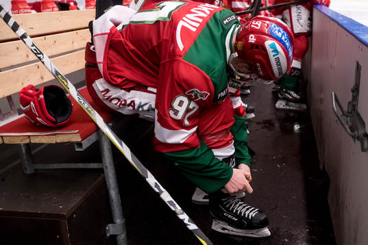 Moras David Kase knyter skridskon i ishockeymatchen i SHL