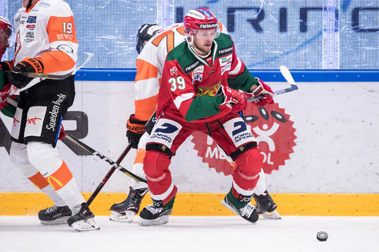 Moras Jacob Nilsson  i ishockeymatchen i SHL mellan Mora